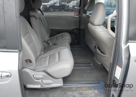 2017 Toyota Sienna Xle Premium 8 Passenger z USA, uszkodzony, nr VIN 5TDYZ3DC2HS777237